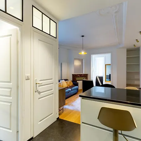דירה Elegant 2br - Sleeps 6 - Steps From Arc De Triomphe פריז