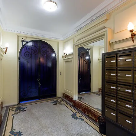 Elegant 2br - Sleeps 6 - Steps From Arc De Triomphe Apartment Paris